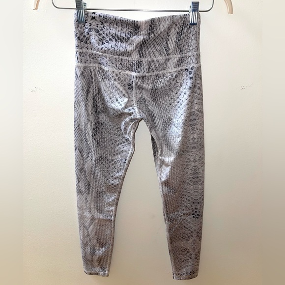 Varley snakeskin blush pink leggings size XS - Picture 2 of 3